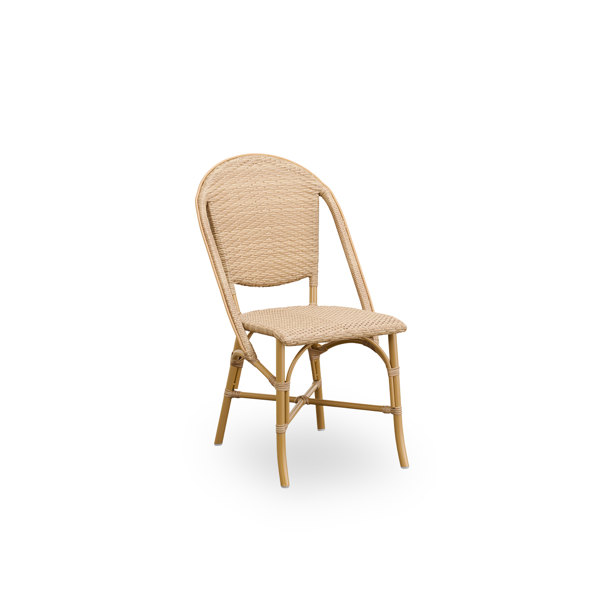 Seitenansicht des Sofie Outdoor-Essstuhls, inspiriert vom französischen Café-Stil. Aluminiumrahmen in Mandel-Farbe mit vollständig geflochtenem Sitz und Rückenlehne, handgefertigt aus ArtFibre in Naturfarbe. Stapelbarer Outdoor-Bistrostuhl.