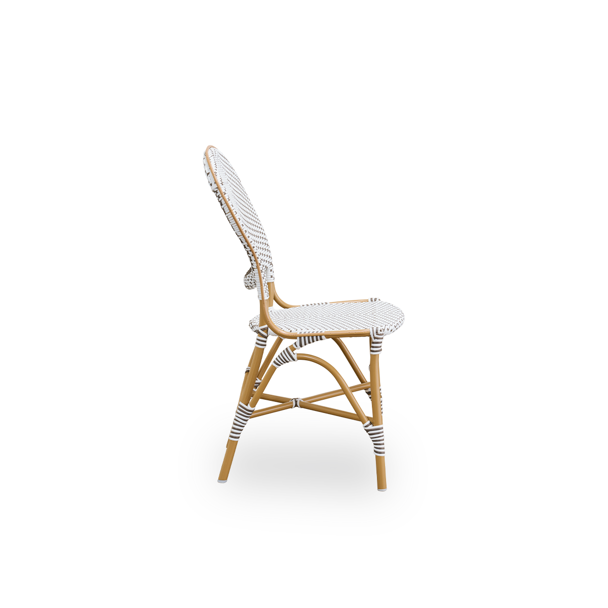 Seitenansicht des Isabell Outdoor-Essstuhls. Mandelfarbener Aluminiumrahmen mit Sitz und Rückenlehne aus weißem ArtFibre mit braunen Punkten. Inspiriert vom Bistro-Design der 1950er Jahre.
