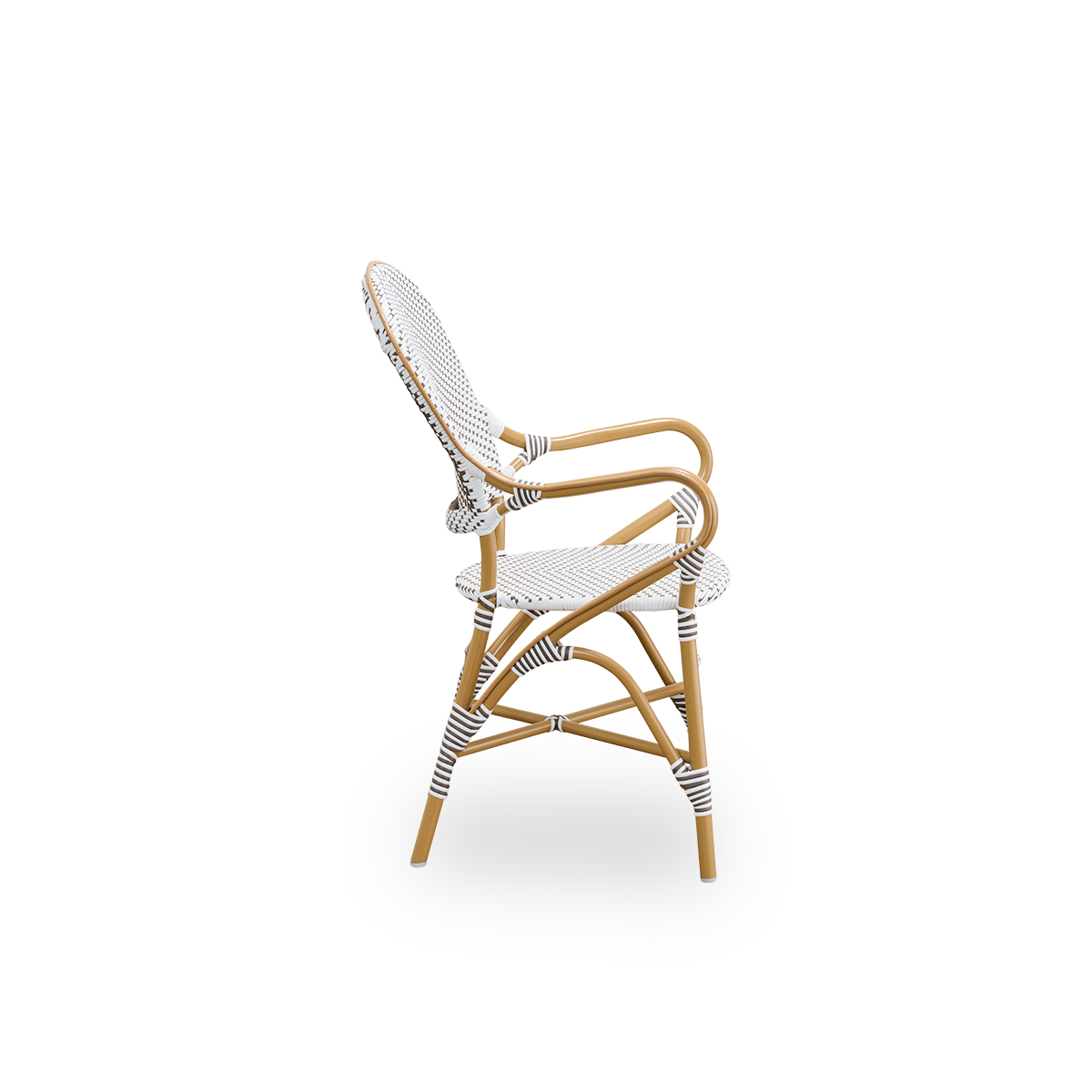 Seitenansicht des Isabell Outdoor-Armlehnstuhls. Mandelfarbener Aluminiumrahmen mit Sitz und Rückenlehne aus weißem ArtFibre mit braunen Punkten. Inspiriert vom Bistro-Design der 1950er Jahre.
