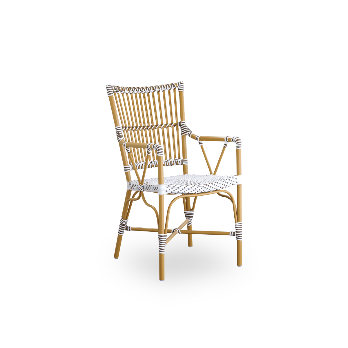 Seitenansicht des Monique Outdoor-Essstuhls mit Armlehnen. Aluminiumrahmen in Mandel-Farbe mit Sitz aus weißem ArtFibre mit braunen Punkten geflochten. Inspiriert vom Bistro-Design der 1950er Jahre.
