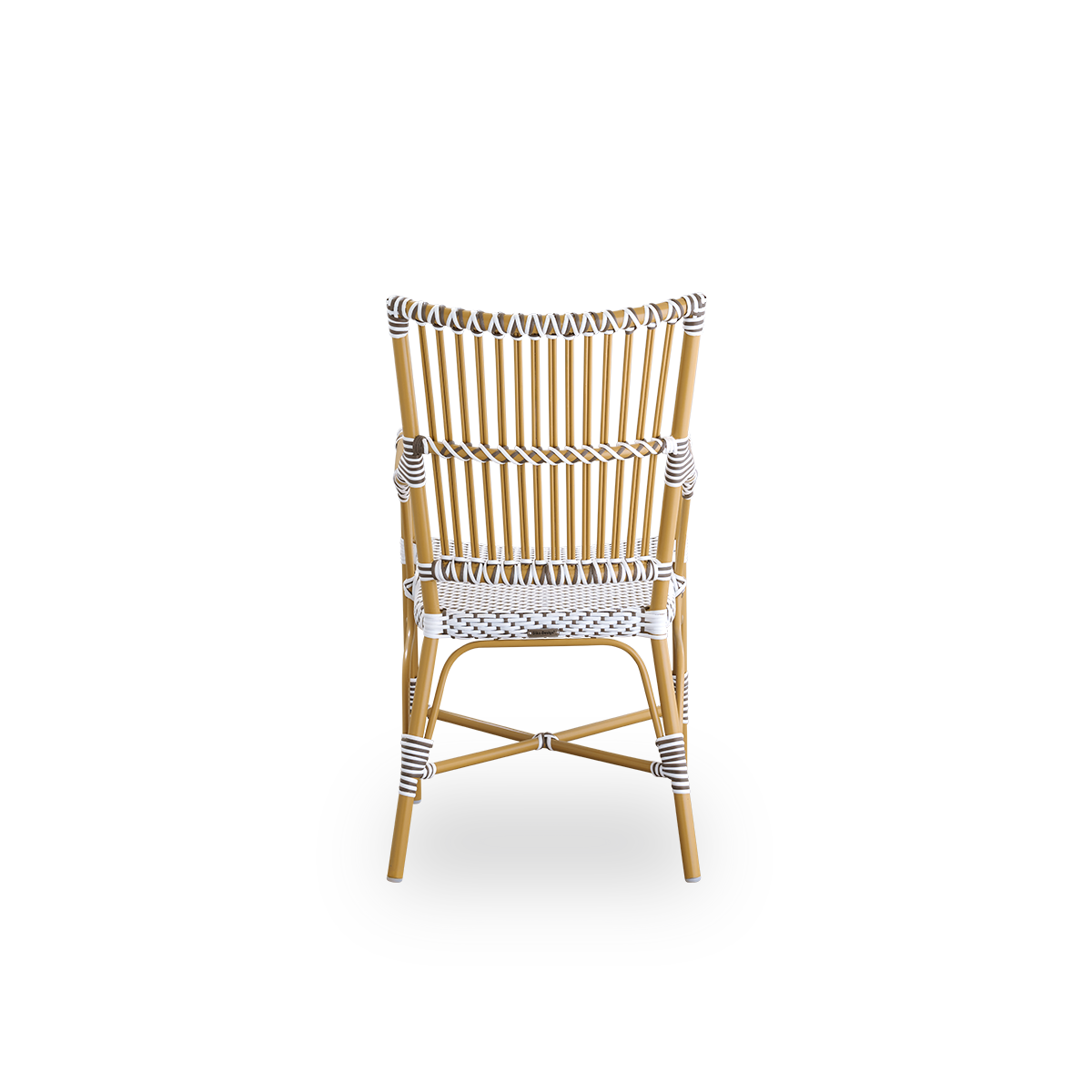 Rückansicht des Monique-Outdoor-Essstuhls mit Armlehnen. Aluminiumrahmen in Mandelfarbe mit Sitz aus weißem ArtFibre mit braunen Punkten. Inspiriert vom Bistrodesign der 1950er-Jahre.
