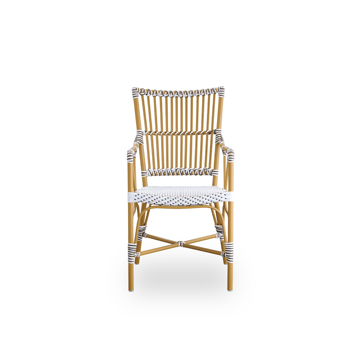 Vorderansicht des Monique Outdoor-Esszimmerstuhls mit Armlehnen.
Aluminiumrahmen in Mandel-Farbe mit Sitz aus weißem ArtFibre mit braunen Punkten geflochten. Inspiriert vom Bistrodesign der 1950er Jahre.