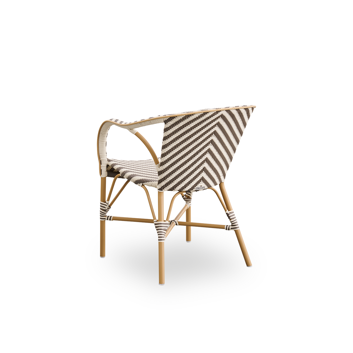 Rückansicht des Madeleine Outdoor-Esszimmerstuhls mit Armlehnen.
Almondfarbenes Aluminiumgestell mit Sitz und Rückenlehne aus ArtFibre im Elfenbein- und Braunton mit Fischgrätmuster.