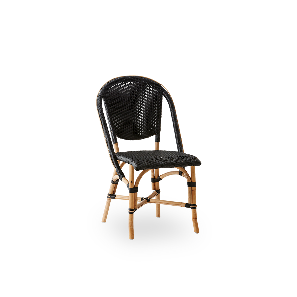 Seitenansicht des Sofie Rattan-Essstuhls, inspiriert vom französischen Café-Stil. Rattanrahmen mit vollständig geflochtenem Sitz und Rückenlehne, handgefertigt aus schwarzem ArtFibre. Stapelbarer Rattan-Bistrostuhl.