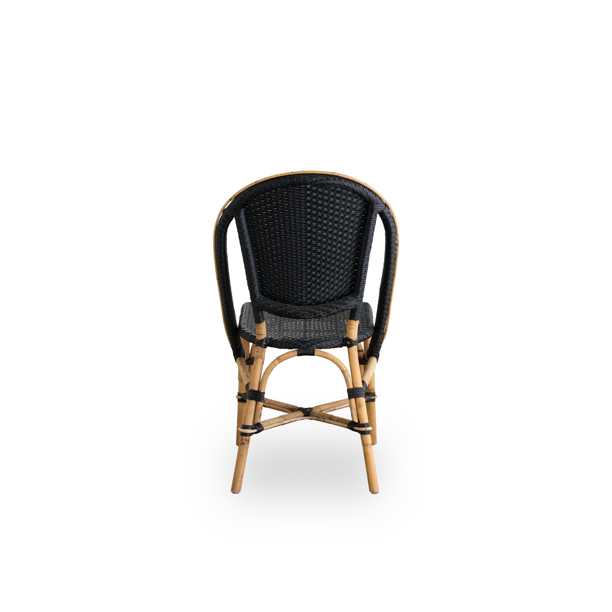 Einfache Rückansicht des Sofie Rattan-Esstuhls, inspiriert vom französischen Café-Stil. Rattanrahmen mit vollständig geflochtenem Sitz und Rückenlehne, handgefertigt aus ArtFibre in schwarzer Farbe. Stapelbarer Rattan-Bistrostuhl.