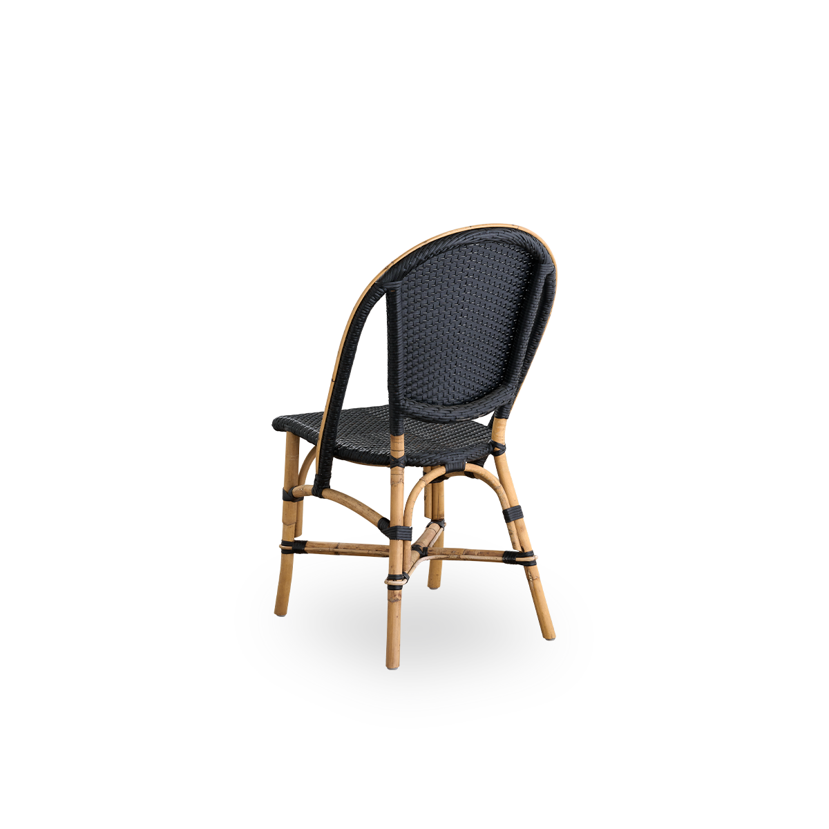 Rückansicht des Sofie Rattan-Esszimmerstuhls, inspiriert vom französischen Café-Stil.
Rattanrahmen mit vollständig geflochtenem Sitz und Rückenlehne, handgefertigt aus schwarzem ArtFibre. Stapelbarer Rattan-Bistrostuhl.