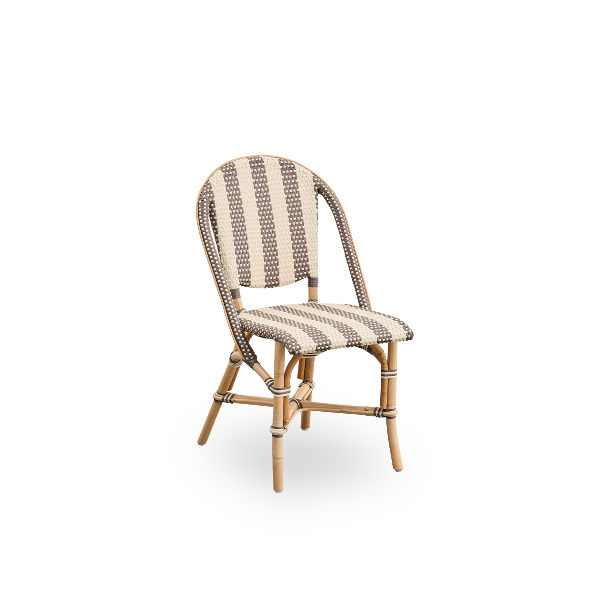 Seitenansicht des Sofie Rattan-Essstuhls, inspiriert vom französischen Café-Stil. Aluminiumrahmen in Mandel-Farbe mit vollständig geflochtenem Sitz und Rückenlehne, handgefertigt aus ArtFibre mit breiten Streifen in Elfenbein und Braun.
