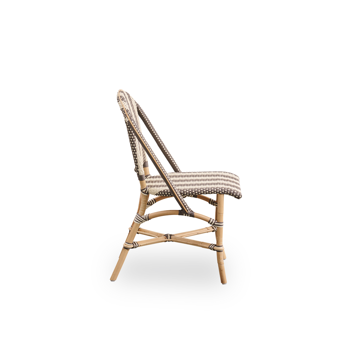 Seitenansicht des Sofie Rattan-Essstuhls, inspiriert vom französischen Café-Stil. Aluminiumrahmen in Mandel-Farbe mit vollständig geflochtenem Sitz und Rückenlehne handgefertigt aus ArtFibre mit breiten Streifen in Elfenbein und Braun.