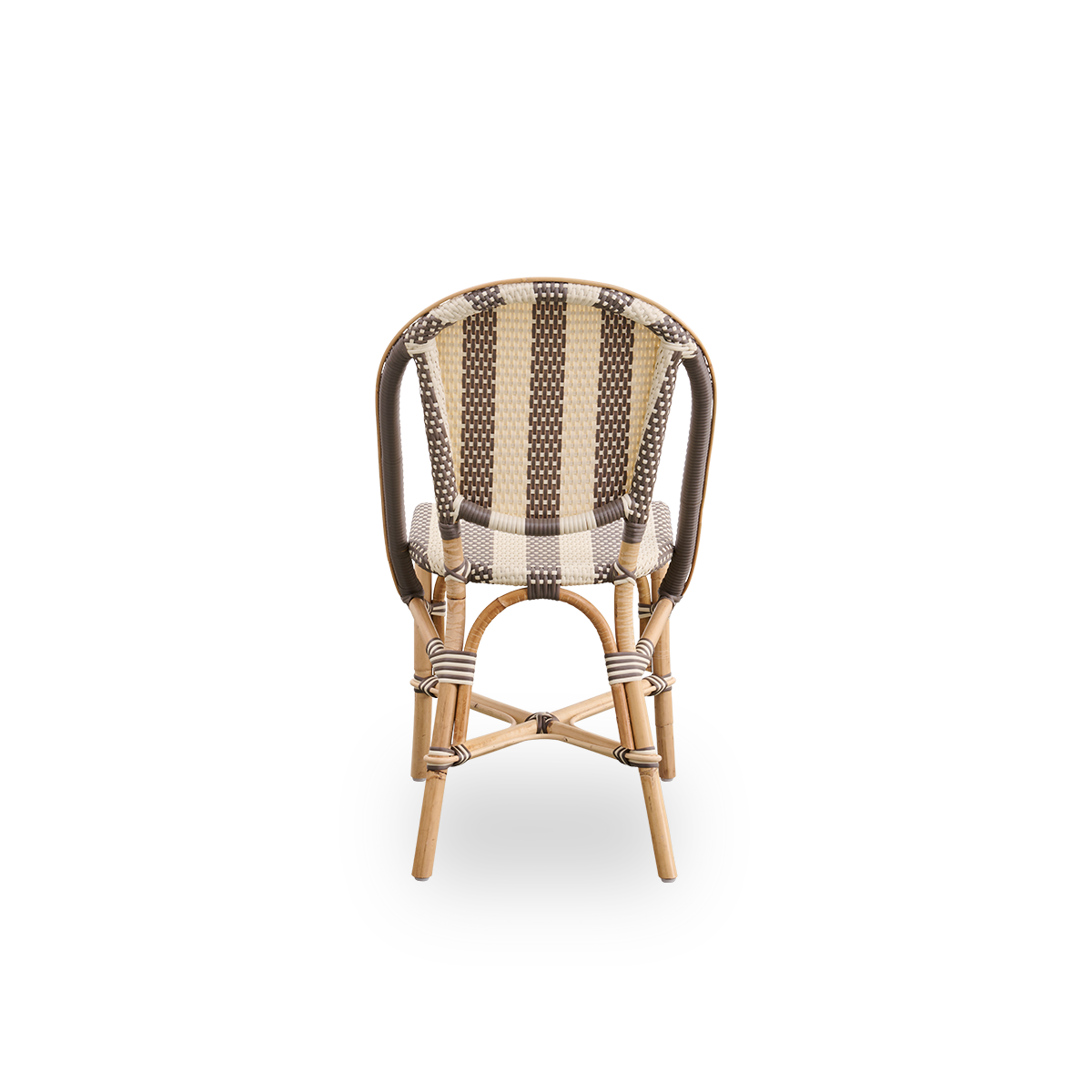 Einfache Rückansicht des Sofie Rattan-Esstuhls, inspiriert vom französischen Café-Stil. Aluminiumrahmen in der Farbe Almond mit vollständig geflochtenem Sitz und Rückenlehne, handgefertigt aus ArtFibre im breiten Streifenmuster in den Farben Ivory und Bro