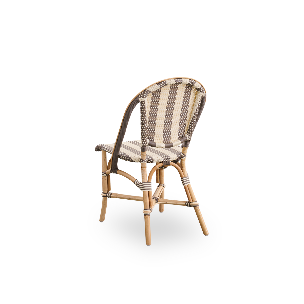 Rückansicht des Sofie Rattan-Esszimmerstuhls, inspiriert vom französischen Café-Stil.
Aluminiumrahmen in Mandel-Farbe mit vollständig geflochtenem Sitz und Rückenlehne, handgefertigt aus ArtFibre mit breitem Streifenmuster in Elfenbein und Braun.