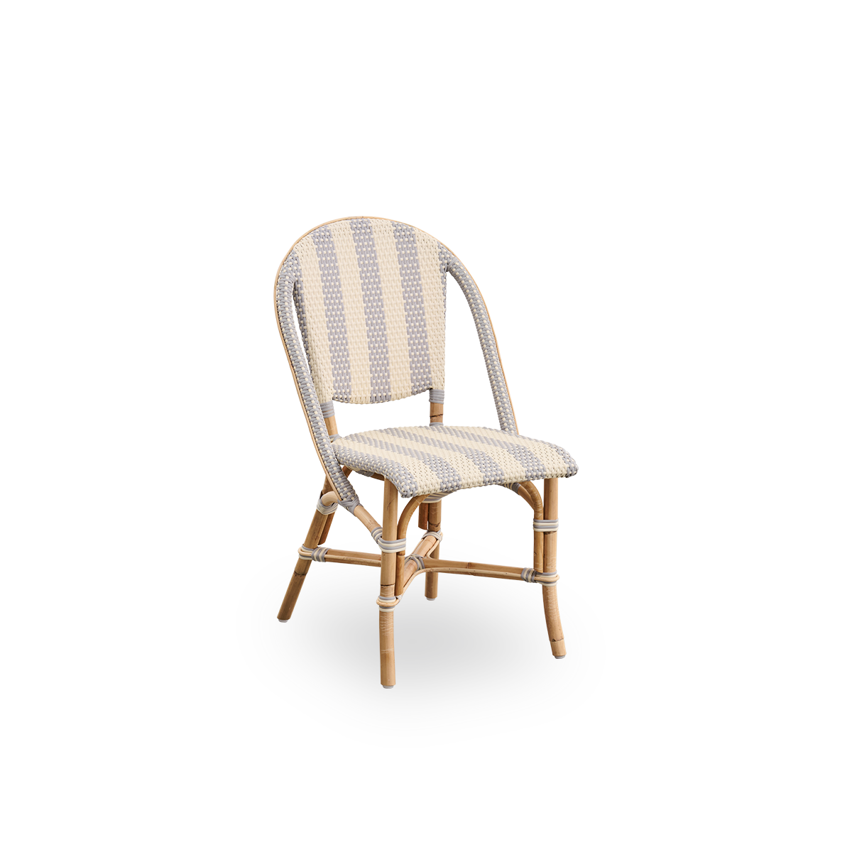 Seitenansicht des Sofie Rattan-Essstuhls, inspiriert vom französischen Café-Stil. Rattanrahmen mit vollständig geflochtenem Sitz und Rückenlehne, handgefertigt aus ArtFibre mit breiten Streifen in Elfenbein und Grau. Stapelbarer Rattan-Bistrostuhl.