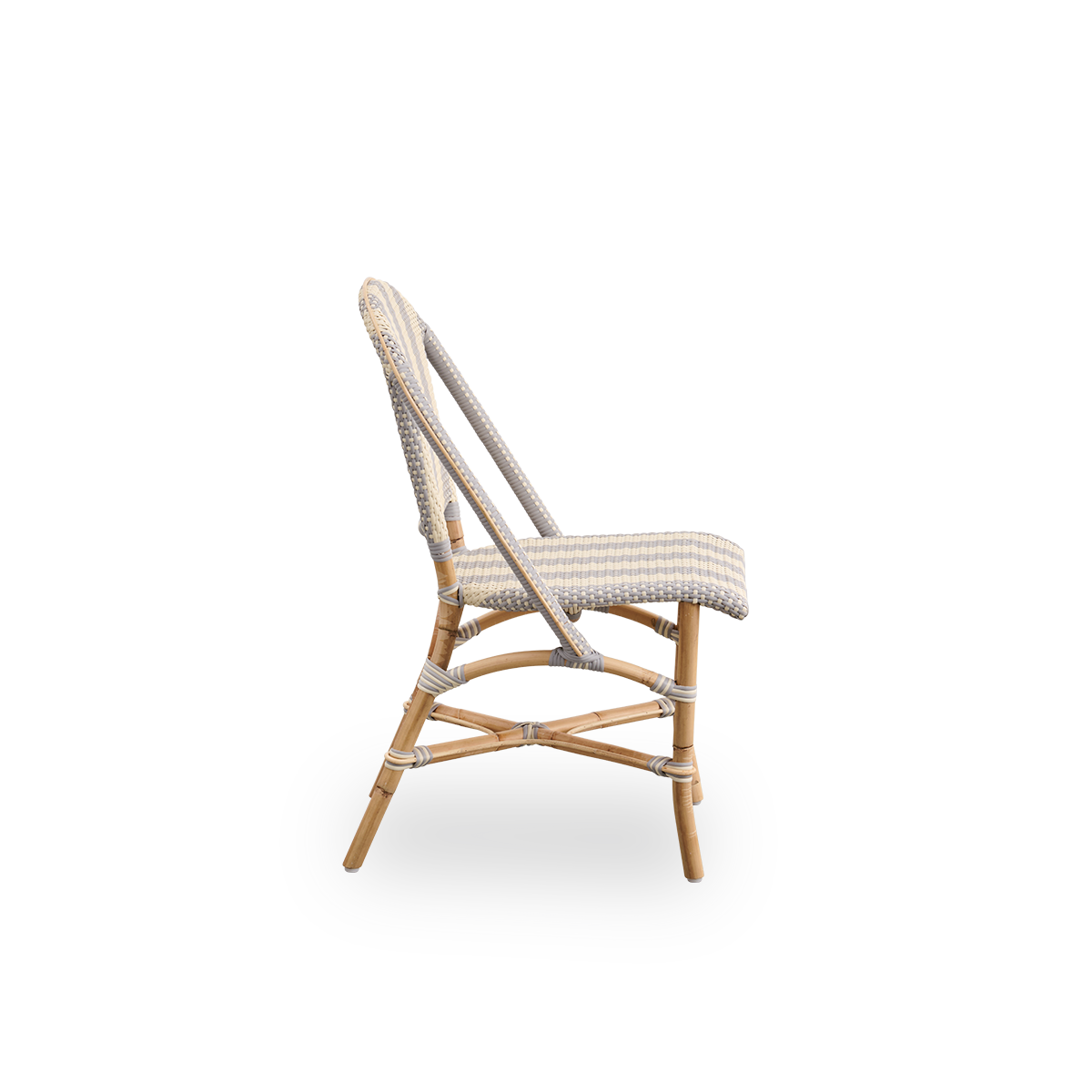 Seitenansicht des Sofie Rattan-Essstuhls, inspiriert vom französischen Café-Stil. Rattanrahmen mit vollständig geflochtenem Sitz und Rückenlehne handgefertigt aus ArtFibre mit breiten Streifen in Elfenbein und Grau. Stapelbarer Rattan-Bistrostuhl.