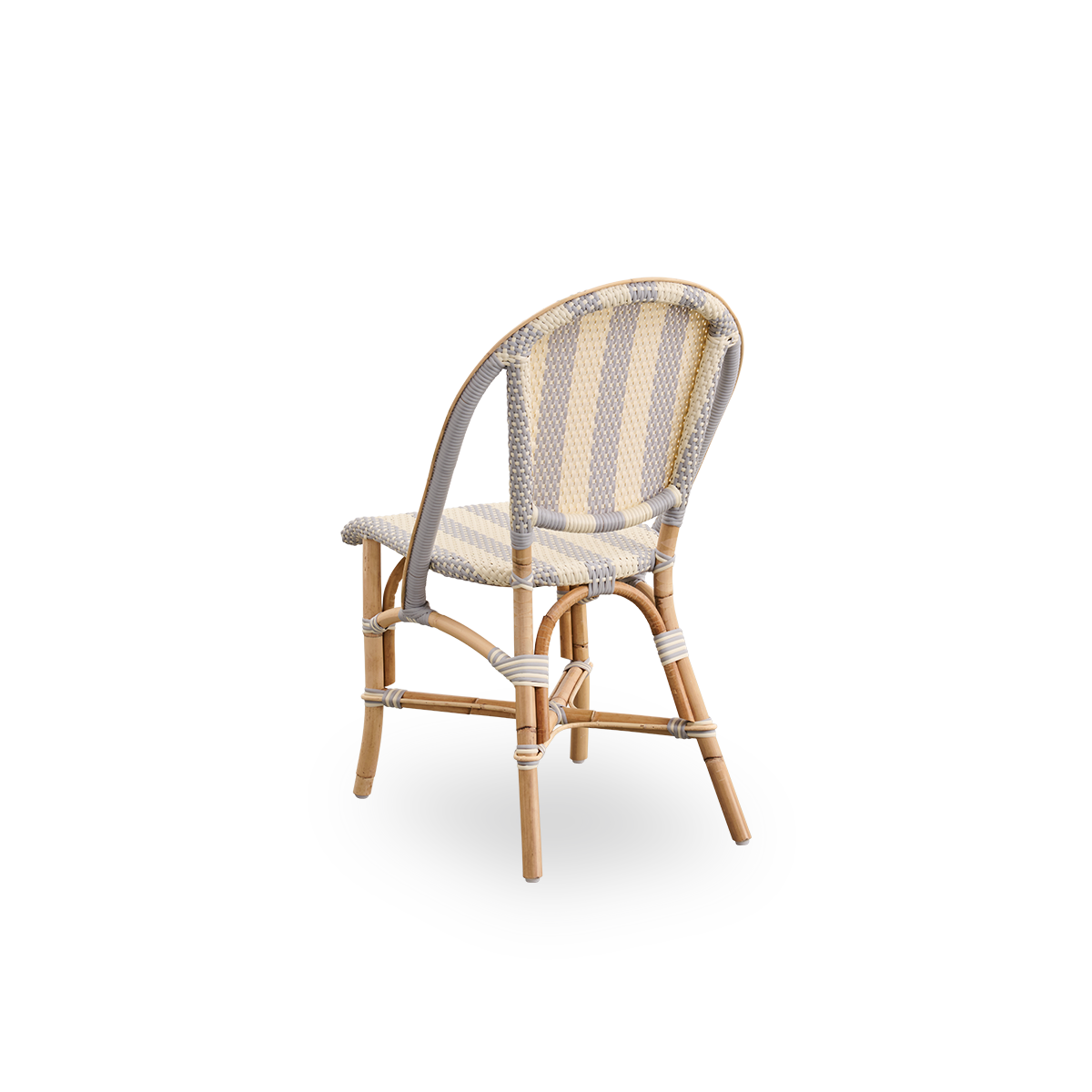 Rückansicht des Sofie Rattan-Esszimmerstuhls, inspiriert vom französischen Café-Stil.
Rattanrahmen mit vollständig geflochtenem Sitz und Rückenlehne, handgefertigt aus ArtFibre mit breitem Streifenmuster in Elfenbein und Grau. Stapelbarer Rattan-Bistrostu