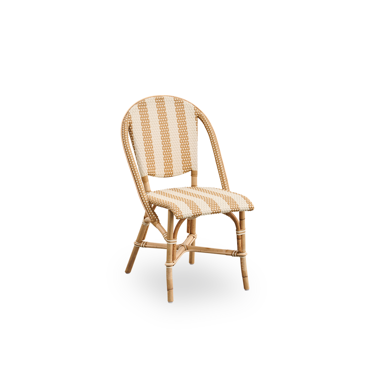 Seitenansicht des Sofie Rattan-Essstuhls, inspiriert vom französischen Café-Stil. Rattanrahmen mit vollständig geflochtenem Sitz und Rückenlehne, handgefertigt aus ArtFibre mit breiten Streifen in Elfenbein und Honig. Stapelbarer Rattan-Bistrostuhl.
