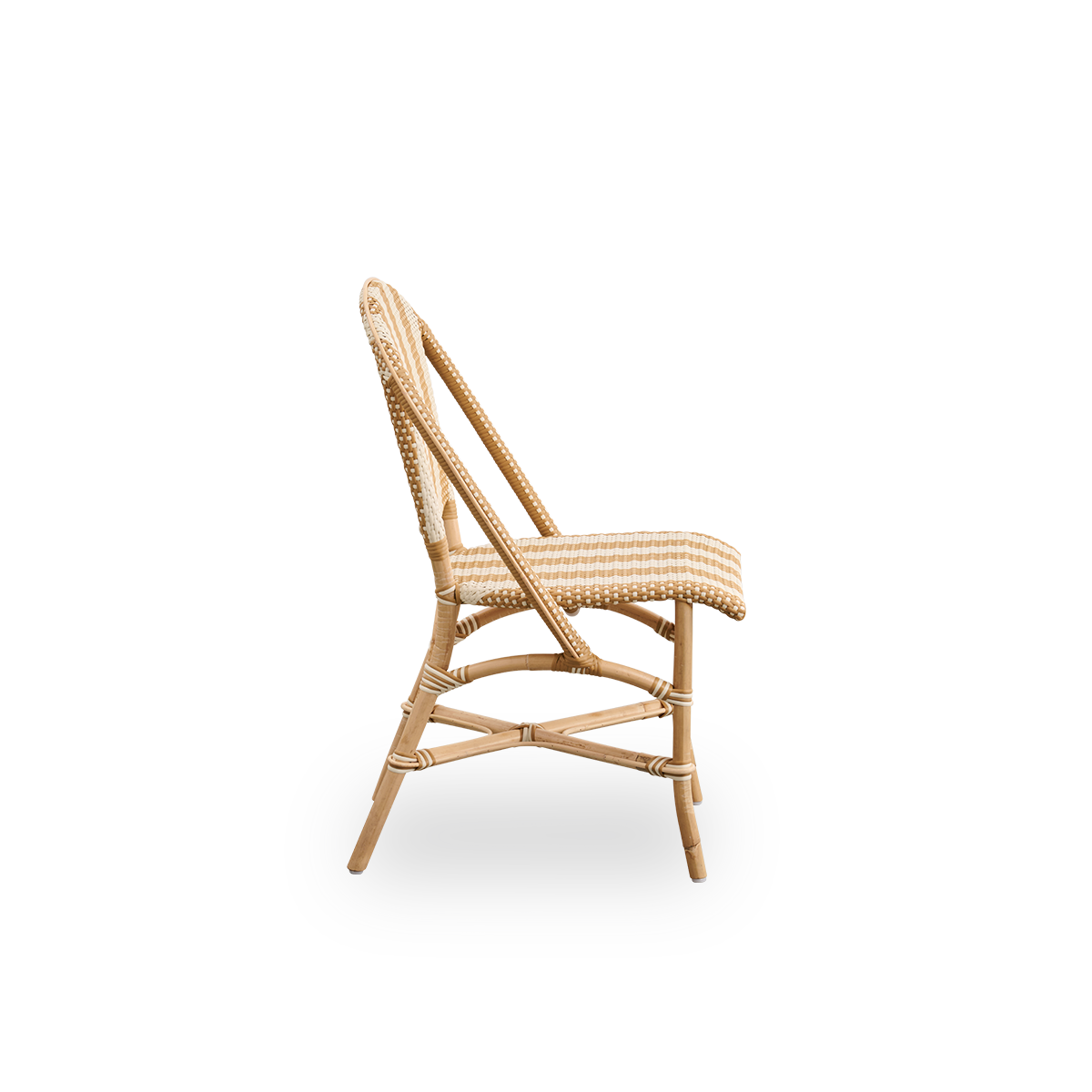 Seitenansicht des Sofie Rattan-Essstuhls, inspiriert vom französischen Café-Stil. Rattanrahmen mit vollständig geflochtenem Sitz und Rückenlehne handgefertigt aus ArtFibre mit breiten Streifen in Elfenbein und Honig. Stapelbarer Rattan-Bistrostuhl.