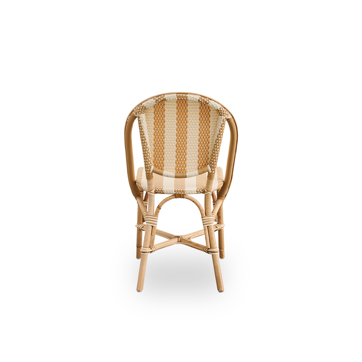Einfache Rückansicht des Sofie Rattan-Esstuhls, inspiriert vom französischen Café-Stil. Rattanrahmen mit vollständig geflochtenem Sitz und Rückenlehne, handgefertigt aus ArtFibre im breiten Streifenmuster in den Farben Ivory und Honey. Stapelbarer Rattan-