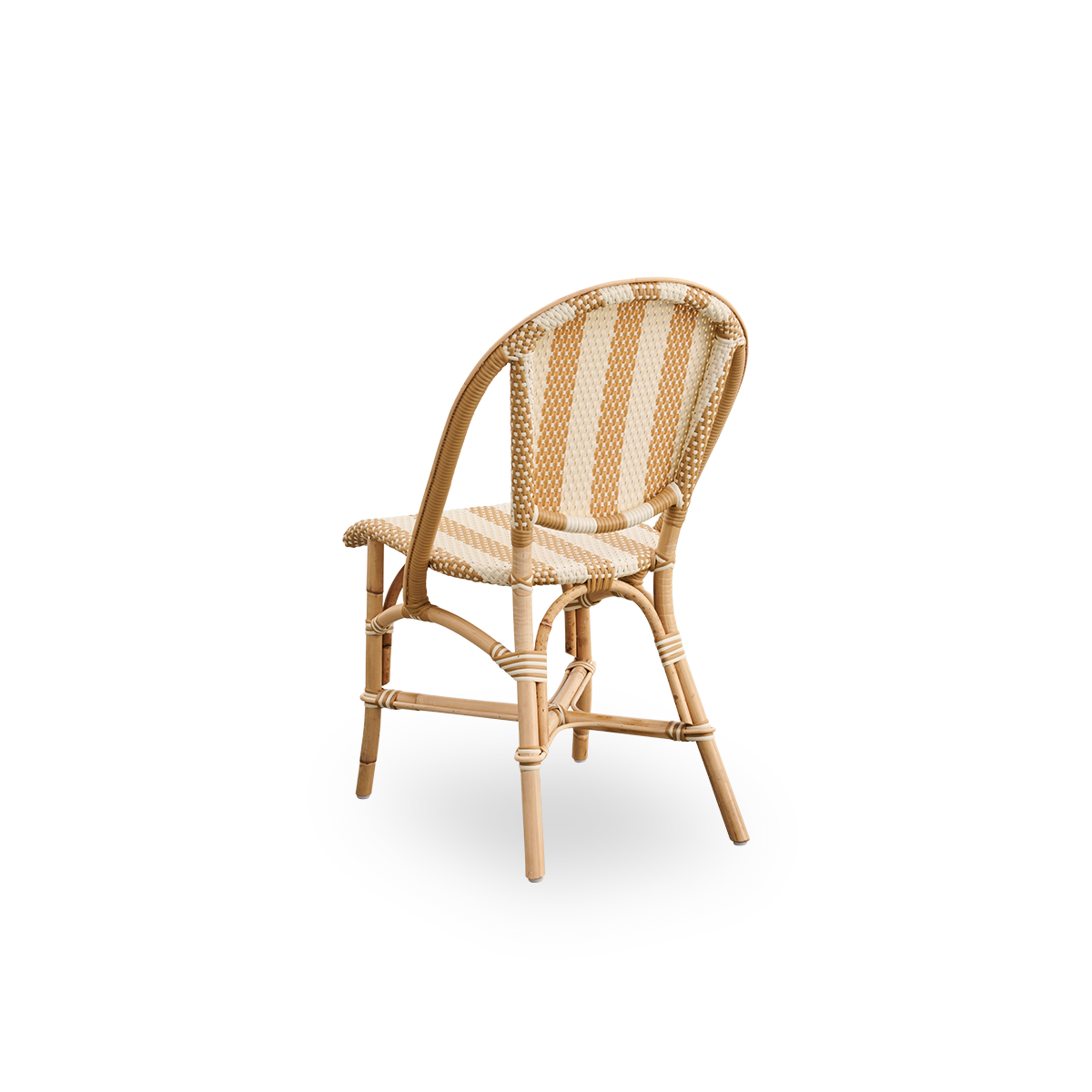 Rückansicht des Sofie Rattan-Esszimmerstuhls, inspiriert vom französischen Café-Stil.
Rattanrahmen mit vollständig geflochtenem Sitz und Rückenlehne, handgefertigt aus ArtFibre mit breitem Streifenmuster in Elfenbein und Honig. Stapelbarer Rattan-Bistrost