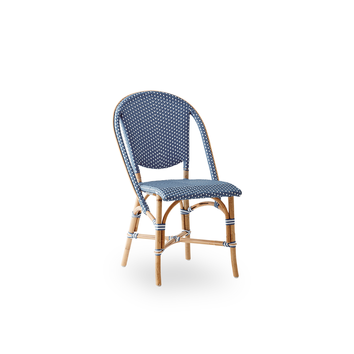 Seitenansicht des Sofie Rattan-Essstuhls, inspiriert vom französischen Café-Stil. Rattanrahmen mit vollständig geflochtenem Sitz und Rückenlehne, handgefertigt aus blauem ArtFibre mit weißen Punkten. Stapelbarer Rattan-Bistrostuhl.