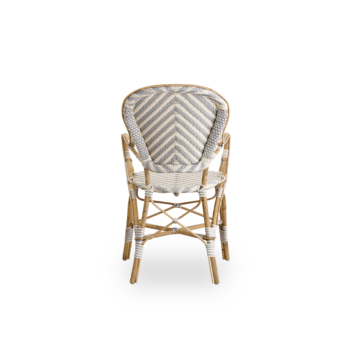 Rückansicht des Isabell-Essstuhls mit Armlehnen. Rattanrahmen mit Sitz und Rückenlehne aus ArtFibre im Fischgrätmuster in Elfenbein und Grau. Inspiriert vom Bistrodesign der 1950er-Jahre.