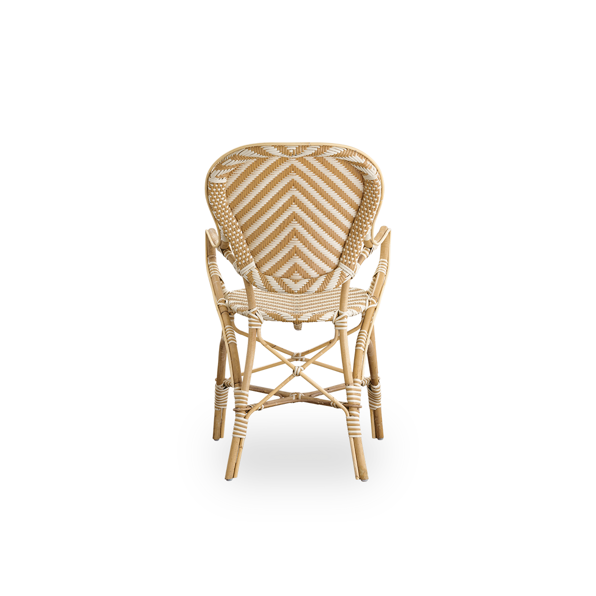 Rückansicht des Isabell-Essstuhls mit Armlehnen. Rattanrahmen mit Sitz und Rückenlehne aus ArtFibre im Fischgrätmuster in Elfenbein und Grau. Inspiriert vom Bistrodesign der 1950er-Jahre.