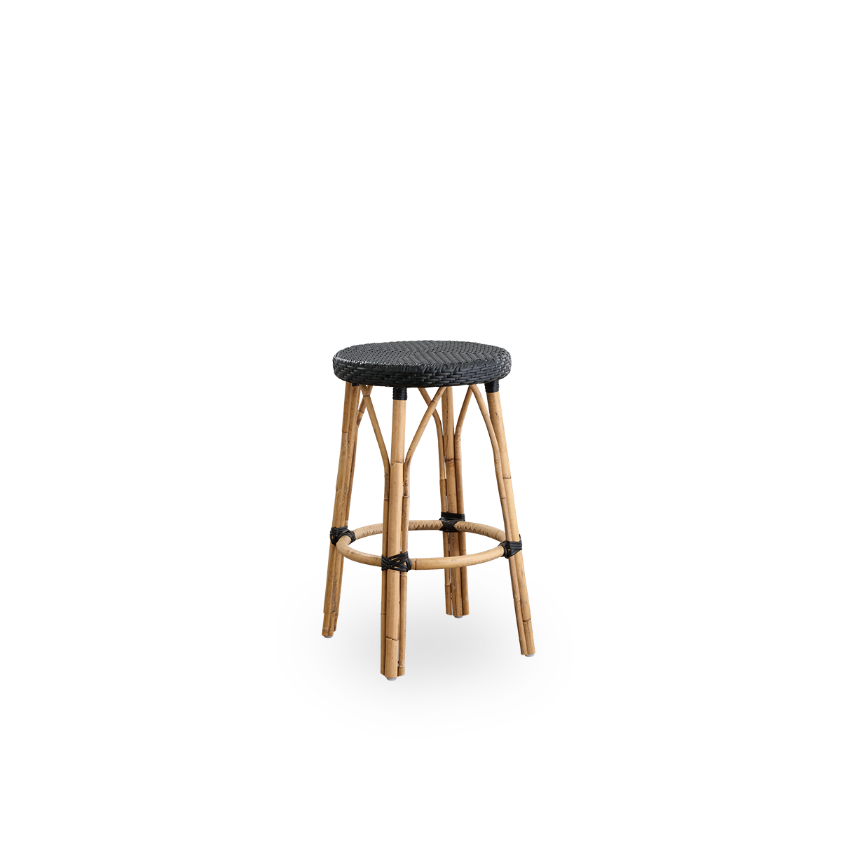 Seitenansicht des Simone Thekenstuhls, Höhe 68 cm. Rattanrahmen mit Fußstütze und vollständig geflochtenem rundem Sitz, handgefertigt aus schwarzem ArtFibre. Stapelbarer Thekenstuhl.