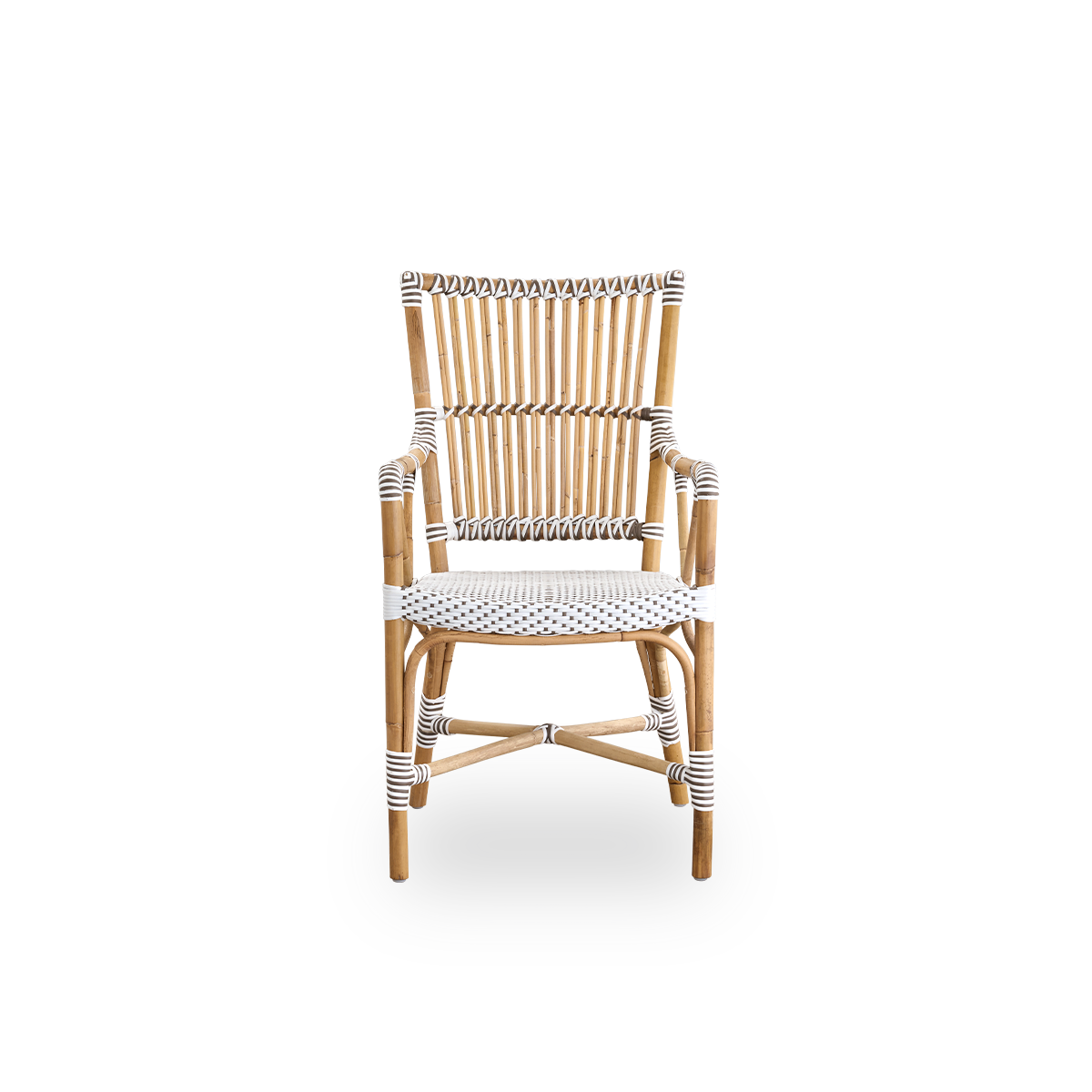 Vorderansicht des Monique Esszimmerstuhls mit Armlehnen.
Rattangestell mit Sitz aus weißem ArtFibre mit braunen Punkten geflochten. Inspiriert vom Bistrodesign der 1950er Jahre.