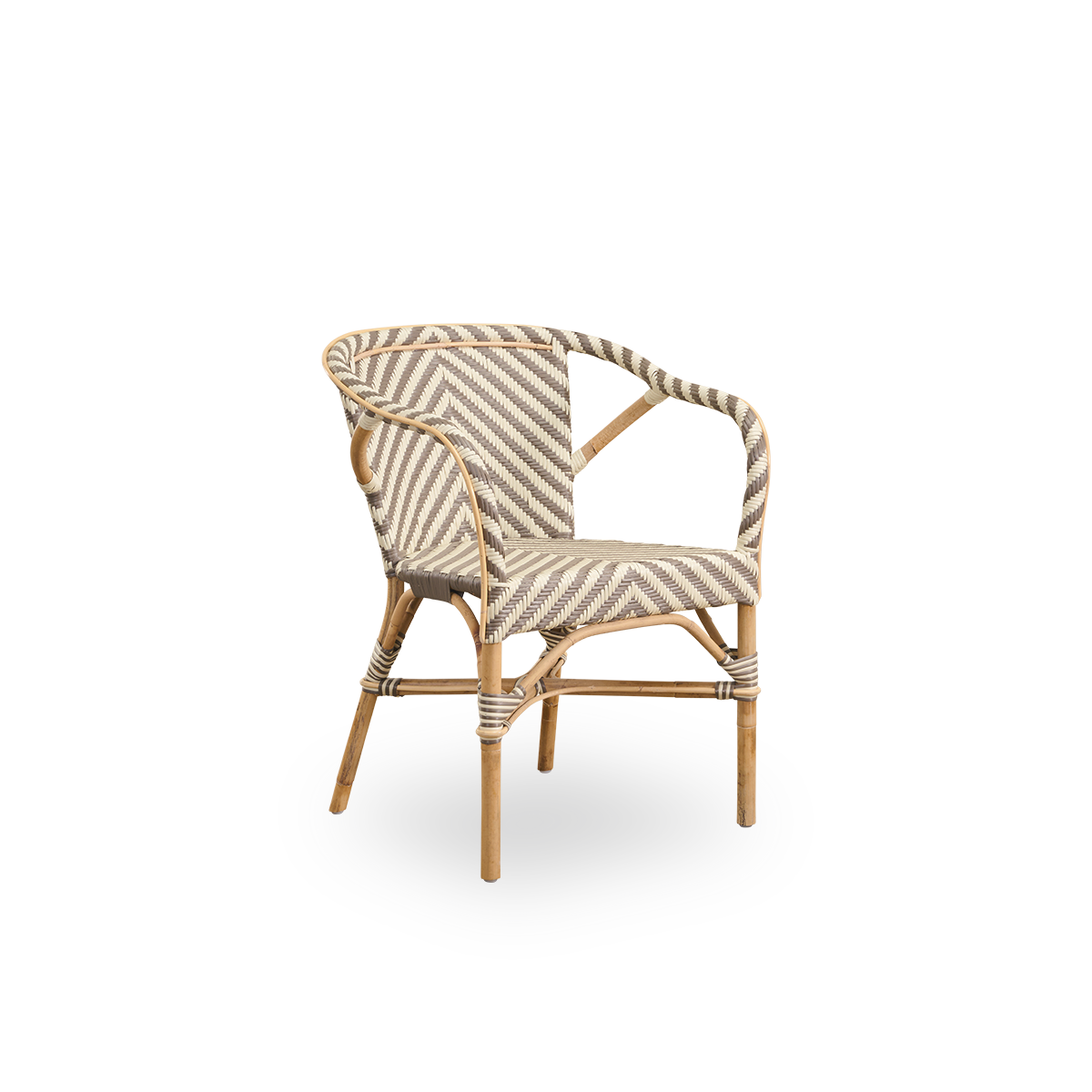 Seitenansicht des Madeleine Essstuhls mit Armlehnen. Rattanrahmen mit Sitz und Rückenlehne aus ArtFibre im elfenbein- und braunen Fischgrätmuster geflochten. Inspiriert vom Bistro-Design der 1950er Jahre.