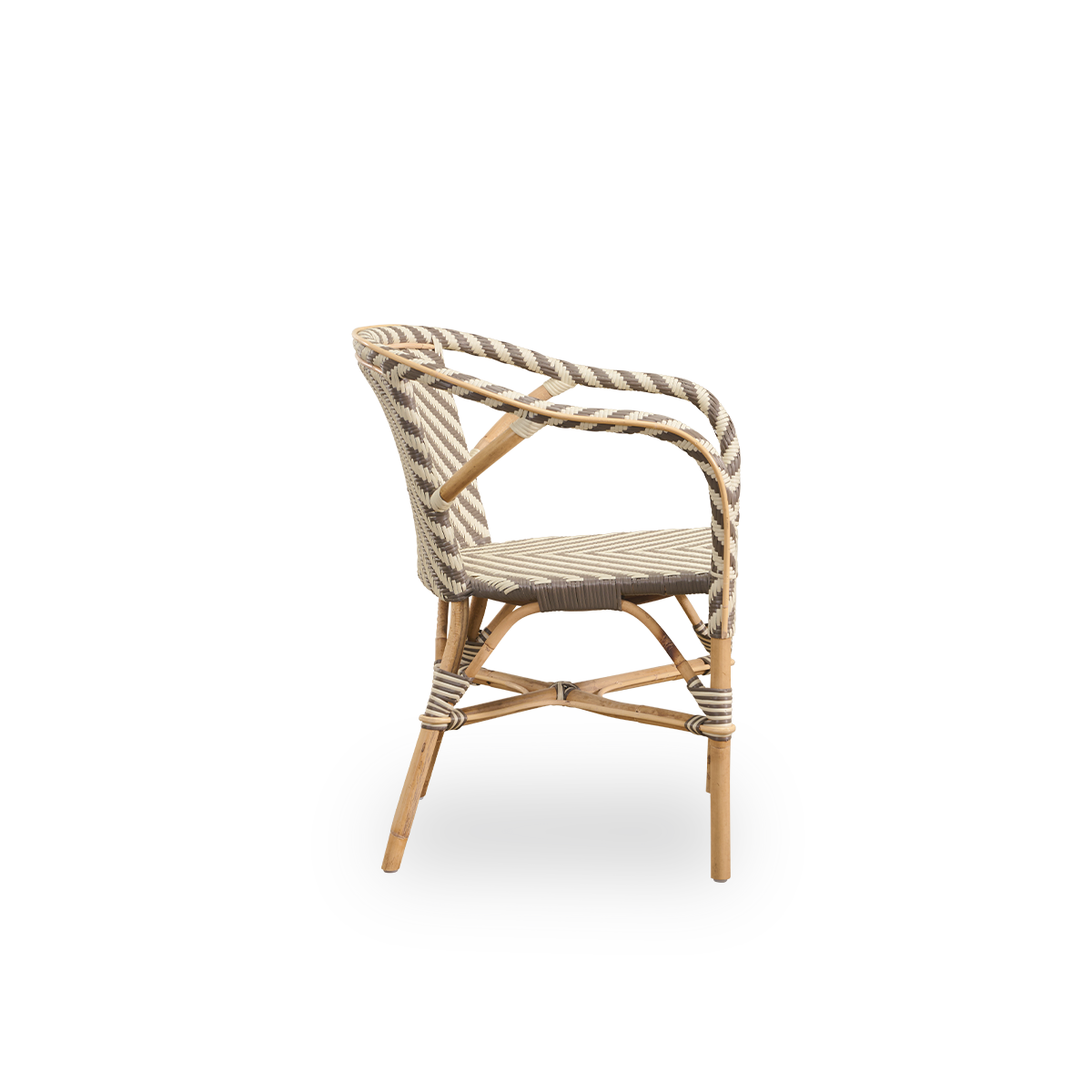 Seitenansicht des Madeleine Essstuhls mit Armlehnen. Rattanrahmen mit Sitz und Rückenlehne aus ArtFibre im elfenbein- und braunen Fischgrätmuster. Inspiriert vom Bistro-Design der 1950er Jahre.