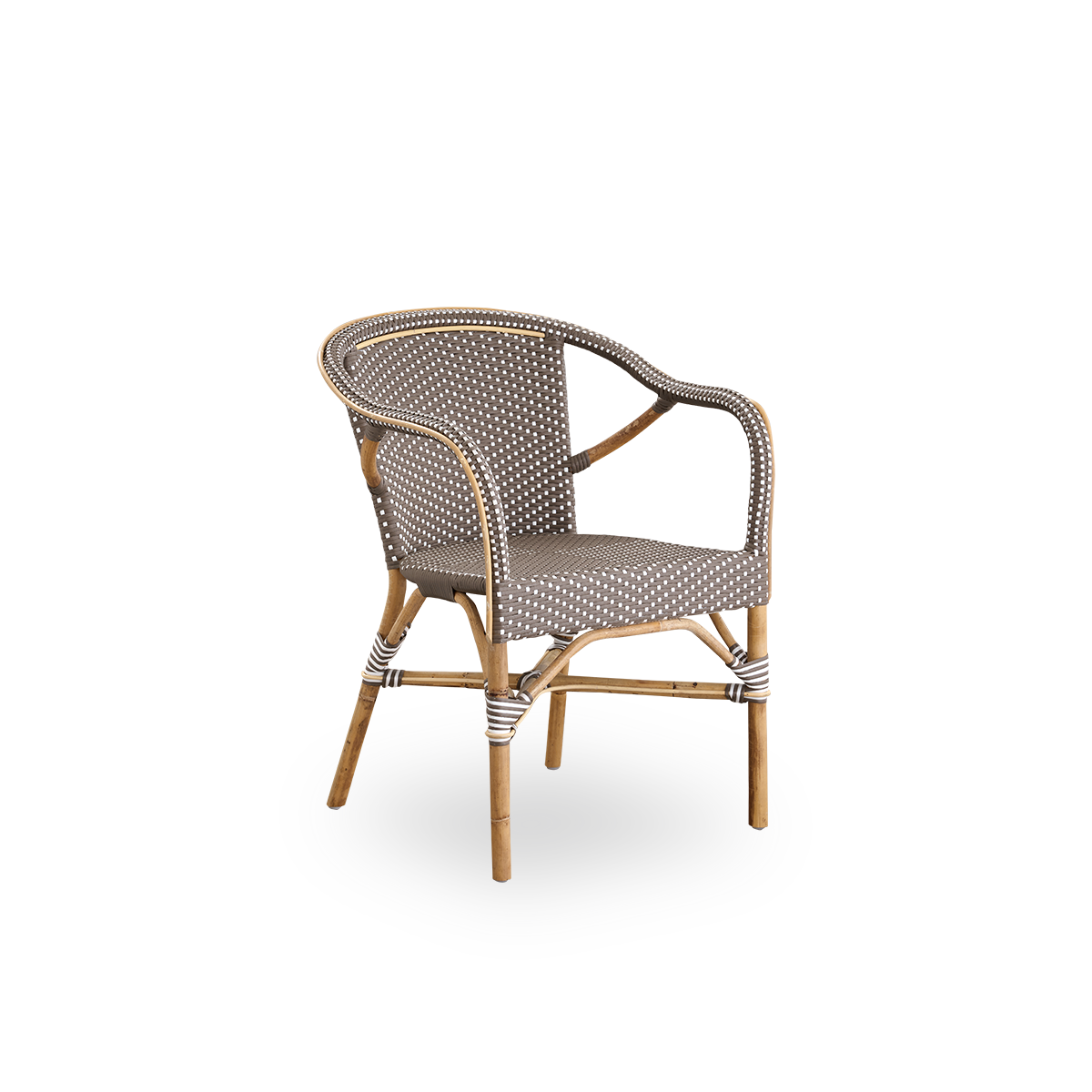 Seitenansicht des Madeleine Essstuhls mit Armlehnen. Rattanrahmen mit Sitz und Rückenlehne aus braunem ArtFibre mit weißen Punkten geflochten. Inspiriert vom Bistro-Design der 1950er Jahre.