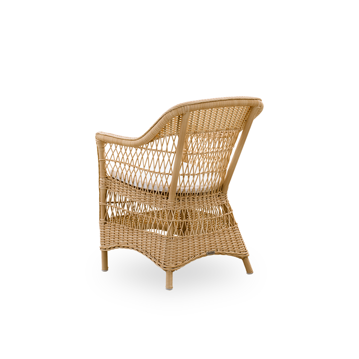 Rückansicht des Charlot-Außen-Essstuhls in der Farbe Natur, ein vollständig geflochtener Outdoor-Stuhl im britischen Kolonialstil, handgefertigt aus ArtFibre auf robusten Aluminiumrahmen.
