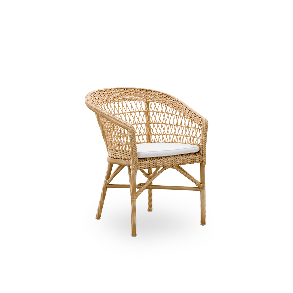 Seitenansicht des Emma Outdoor-Essstuhls in Natural, inspiriert vom britischen Kolonialstil. Die runde Rückenlehne geht in Armlehnen über. Aluminiumrahmen vollständig mit ArtFibre geflochten.