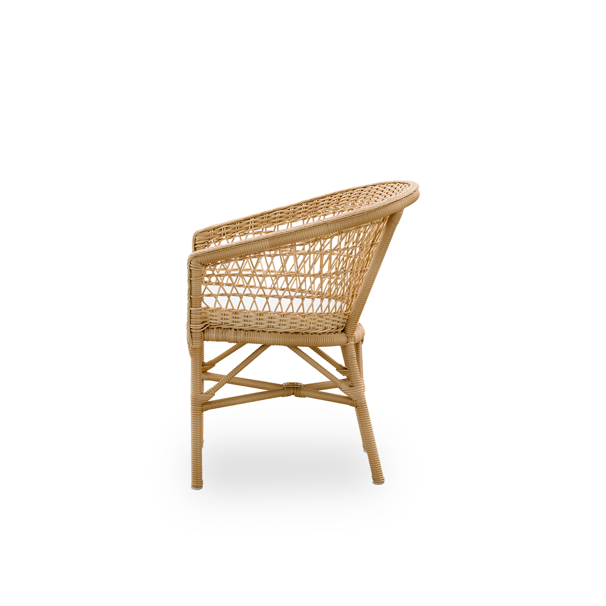 Seitenansicht des Emma Outdoor-Esstuhls in Naturfarbe, inspiriert vom britischen Kolonialstil. Rundes Rückenlehnen-Design, das in Armlehnen übergeht. Aluminiumrahmen vollständig mit ArtFibre geflochten.