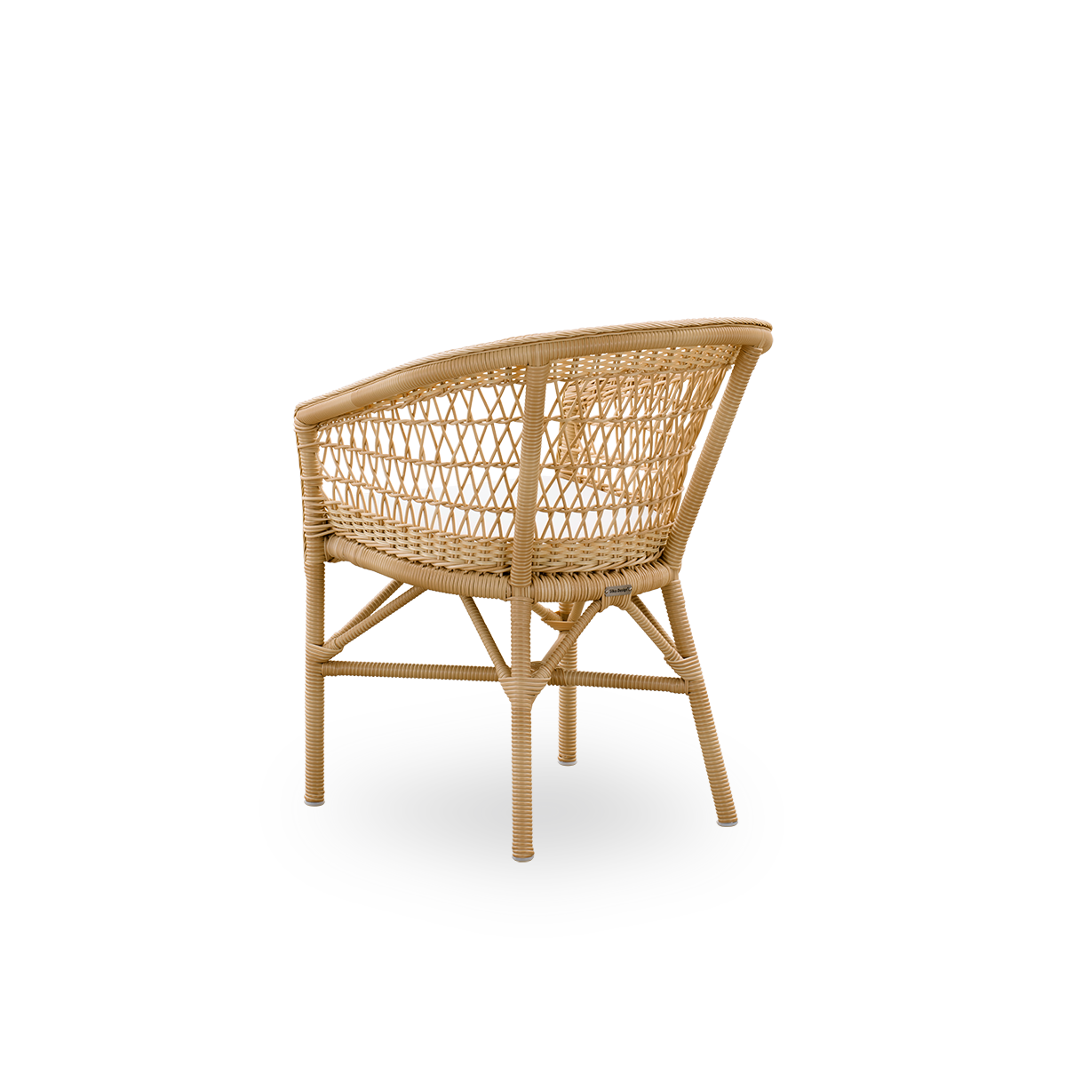 Rückansicht des Emma-Außen-Essstuhls in der Farbe Natur, inspiriert vom britischen Kolonialstil. Die runde Rückenlehne geht in die Armlehnen über. Aluminiumrahmen vollständig mit ArtFibre umflochten.