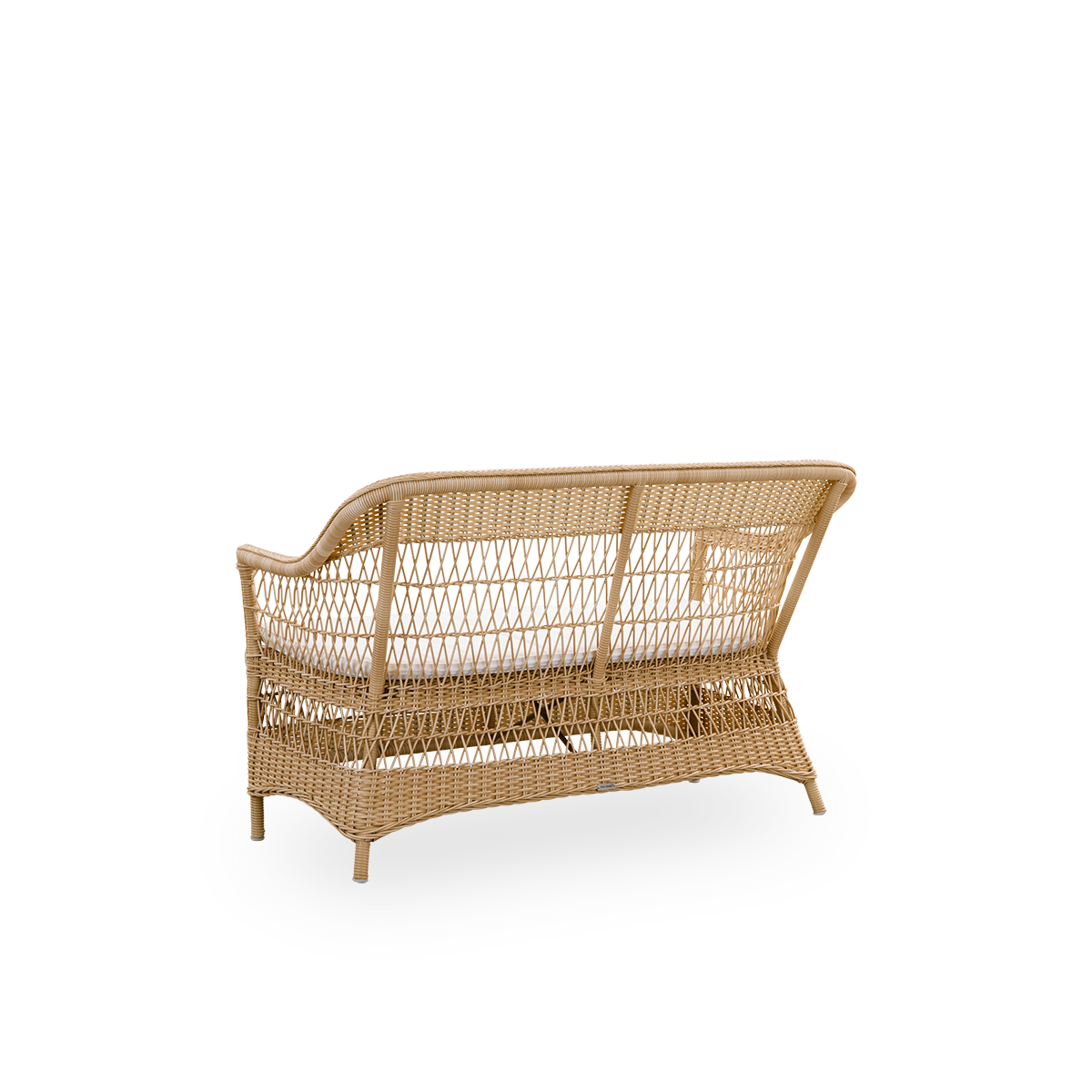 Rückansicht des Charlot-Außen-Zweisitzersofas in der Farbe Natur, ein vollständig geflochtenes Outdoor-Sofa im britischen Kolonialstil, handgefertigt aus ArtFibre auf robusten Aluminiumrahmen.