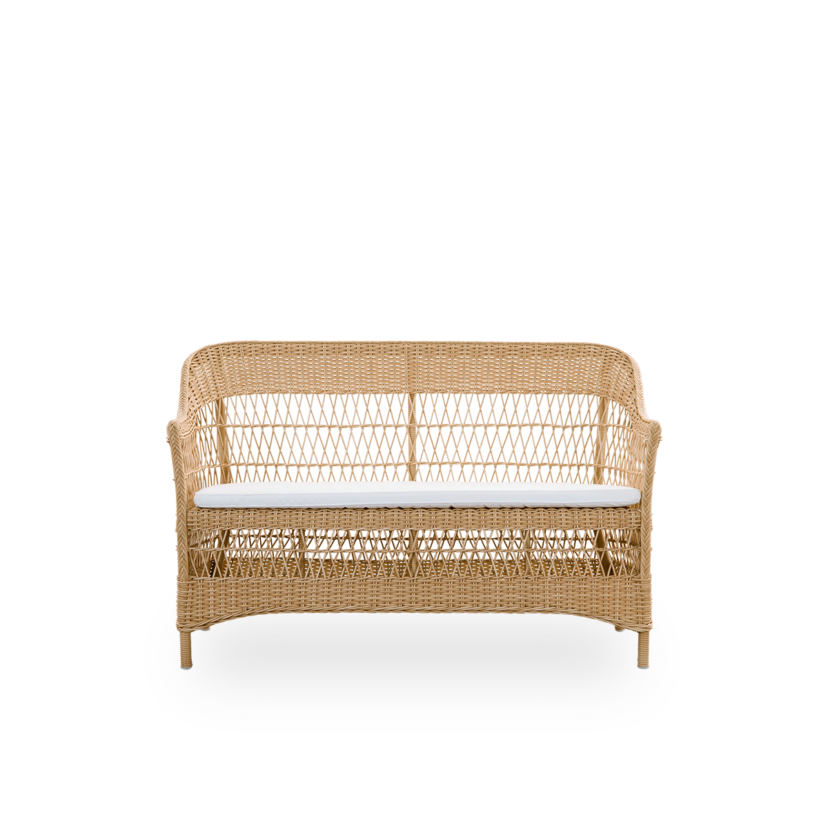 Vorderansicht des Charlot 2-Sitzer-Exterior-Sofas in der Farbe Natural, ein vollständig geflochtenes Outdoor-Sofa im britischen Kolonialstil, handgefertigt aus ArtFibre auf langlebigen Aluminiumrahmen.