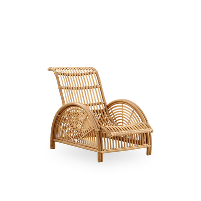 Seitenansicht des Paris Loungesessels, ikonisches Design von Arne Jacobsen. Handgefertigt aus hochwertigem Rattan.