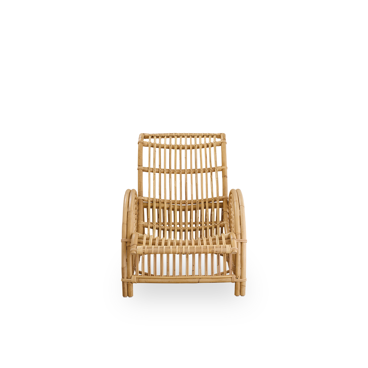 Vorderansicht des Paris Loungestuhls, ikonisches Design von Arne Jacobsen.
Handgefertigt aus hochwertigem Rattan.