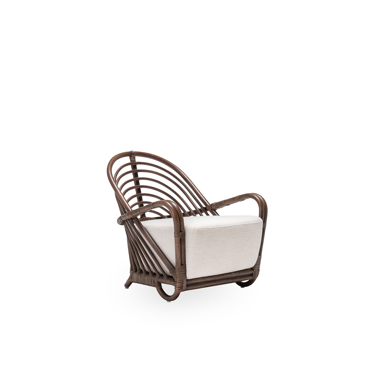 Seitenansicht des Charlottenborg Loungesessels mit Sitzkissen, aus braunem Rattan. 1936 von Arne Jacobsen entworfen und Teil der ICONS-Kollektion von Sika-Design mit neu aufgelegten Designmöbeln. Handgefertigt aus hochwertigem indonesischem Rattan.