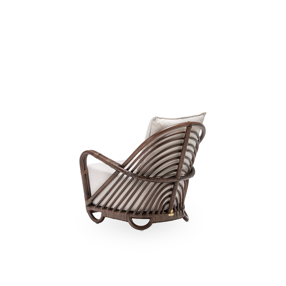 Rückseitenansicht des Charlottenborg Loungesessels mit Sitz- und Rückenkissen, aus braunem Rattan. 1936 von Arne Jacobsen entworfen und Teil der ICONS-Kollektion von Sika-Design mit neu aufgelegten Designmöbeln.