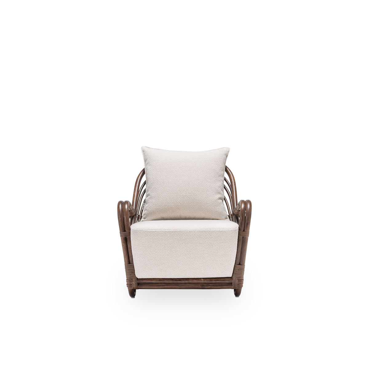 Vorderansicht des Charlottenborg Loungesessels mit Sitz- und Rückenkissen, aus braunem Rattan. 1936 von Arne Jacobsen entworfen und Teil der ICONS-Kollektion von Sika-Design mit neu aufgelegten Designmöbeln.