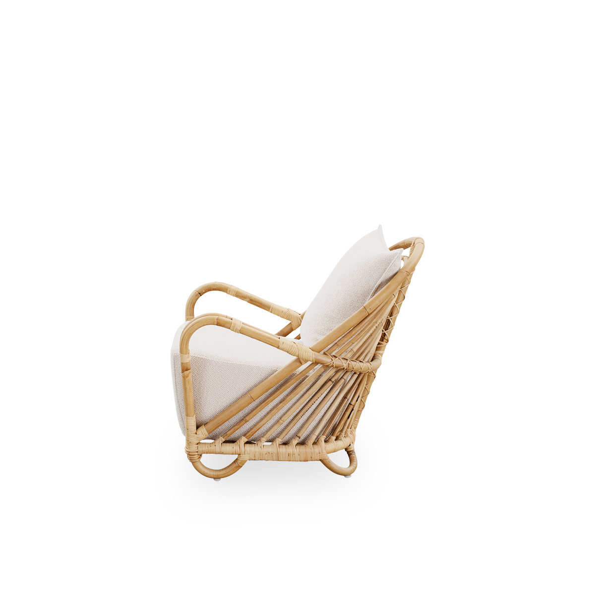 Einfache Seitenansicht des Charlottenborg Lounge-Stuhls aus poliertem Natur-Rattan, entworfen von Arne Jacobsen. Der Stuhl verfügt über eine geschwungene Rückenlehne und in das Gestell integrierte Armlehnen, handgefertigt aus hochwertigem indonesischem Ra