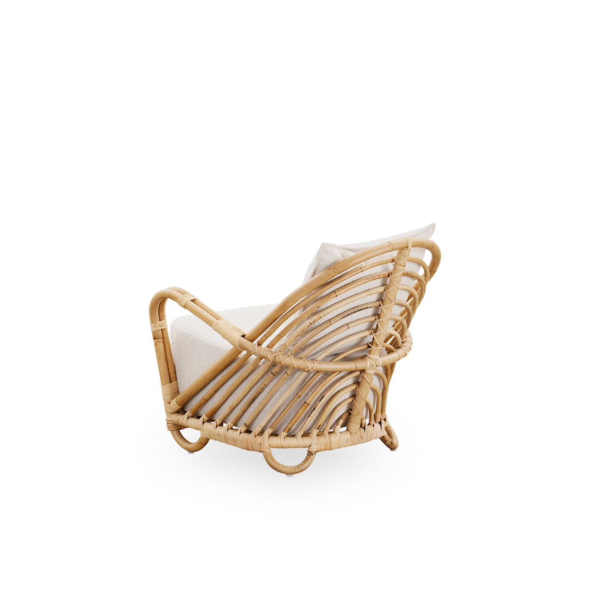 Rückansicht des Charlottenborg-Loungesessels aus poliertem naturfarbenem Rattan, entworfen von Arne Jacobsen. Der Sessel verfügt über eine geschwungene Rückenlehne und Armlehnen, die in die Basis integriert sind, handgefertigt aus hochwertigem indonesisch