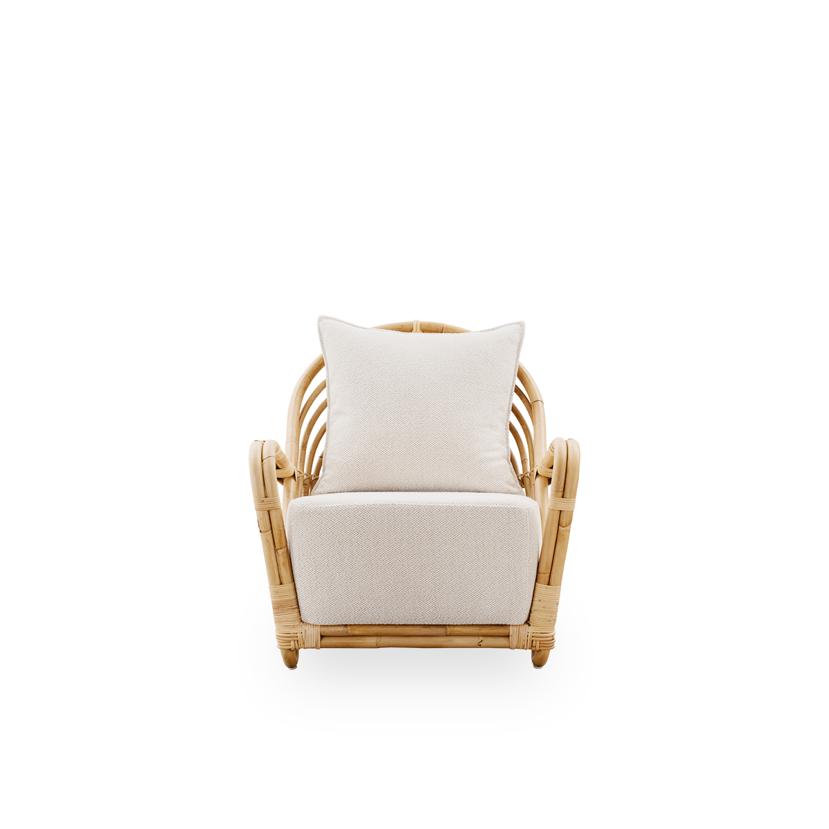 Vorderansicht des Charlottenborg Loungesessels aus poliertem naturfarbenem Rattan, entworfen von Arne Jacobsen. Der Stuhl verfügt über eine geschwungene Rückenlehne und Armlehnen, die in die Basis integriert sind, handgefertigt aus hochwertigem indonesisc