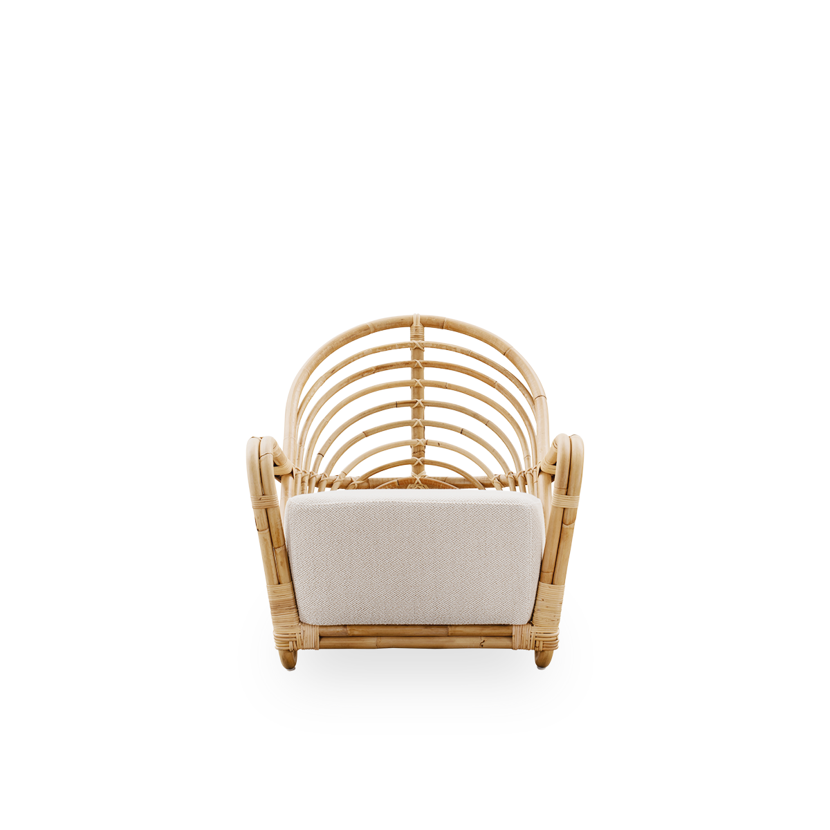 Vorderansicht des Charlottenborg Loungesessels aus poliertem naturfarbenem Rattan, entworfen von Arne Jacobsen. Der Stuhl verfügt über eine geschwungene Rückenlehne und Armlehnen, die in die Basis integriert sind, handgefertigt aus hochwertigem indonesisc