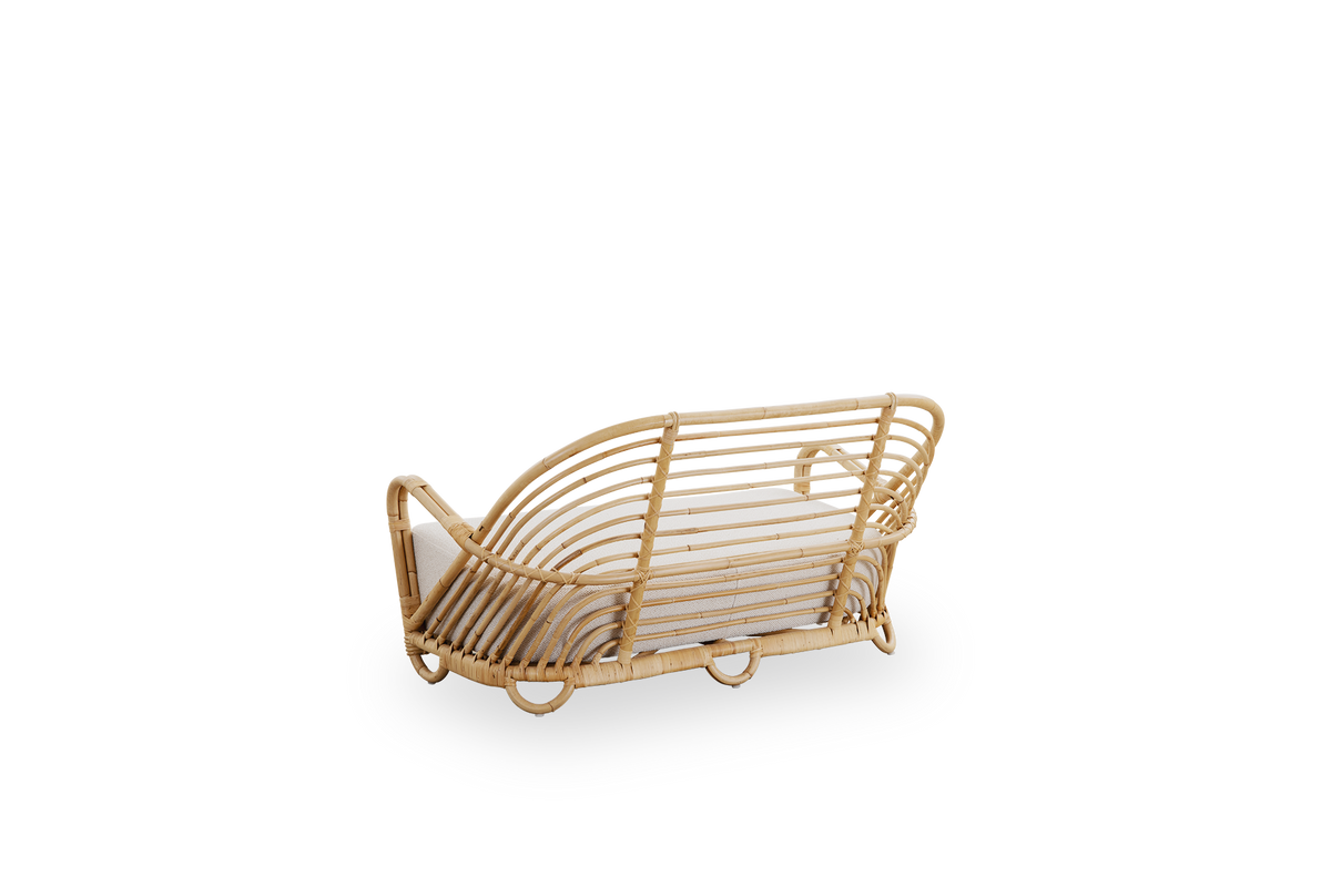 Rückseiten-Seitenansicht des Charlottenborg 2-Sitzer Sofas aus poliertem Natur-Rattan, entworfen von Arne Jacobsen. Das Sofa verfügt über eine geschwungene Rückenlehne und integrierte Armlehnen, handgefertigt aus hochwertigem indonesischem Rattan.