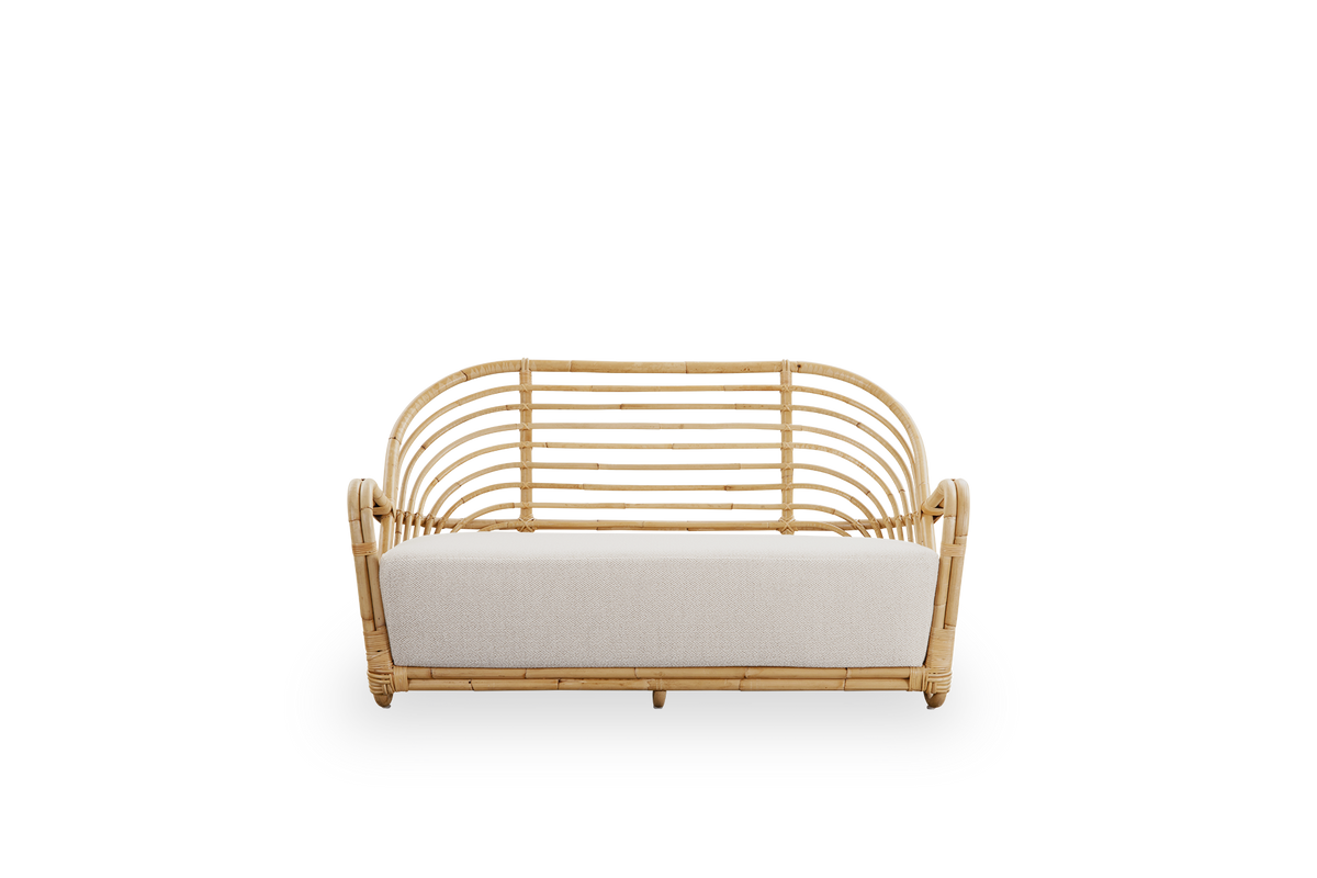 Vorderansicht des Charlottenborg 2-Sitzer-Sofas aus poliertem naturfarbenem Rattan, entworfen von Arne Jacobsen. Das Sofa verfügt über eine geschwungene Rückenlehne und Armlehnen, die in die Basis integriert sind, handgefertigt aus hochwertigem indonesisc