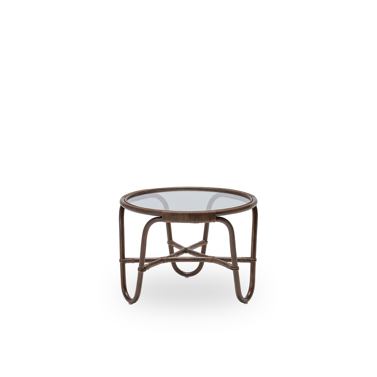 Seitenansicht des Charlottenborg Couchtisches, aus braunem Rattan. Von Arne Jacobsen entworfen und Teil der ICONS-Kollektion von Sika-Design mit neu aufgelegten Designmöbeln. Handgefertigt aus hochwertigem indonesischem Rattan.
