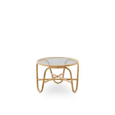 Seitenansicht des Charlottenborg Couchtisches, entworfen von Arne Jacobsen, ein runder Rattan-Couchtisch mit integriertem Glasdeckel, handgefertigt aus hochwertigem indonesischem Rattan.