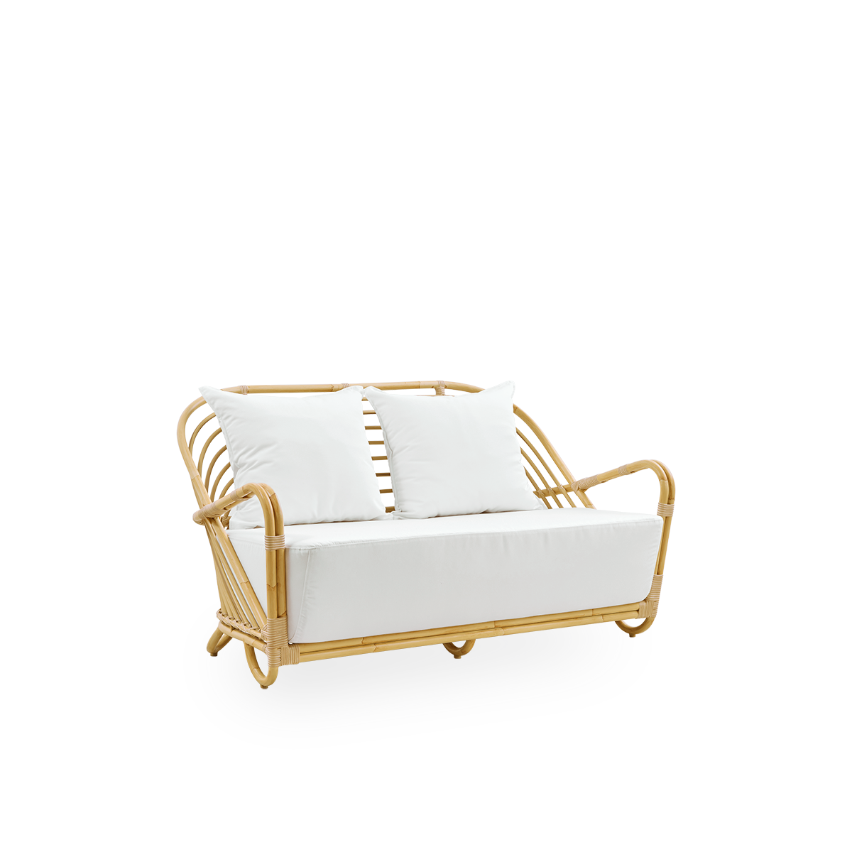 Seitenansicht des Charlottenborg 2-Sitzer-Outdoor-Sofas im Rattan-Look, entworfen von Arne Jacobsen. Das Sofa verfügt über eine gebogene Rückenlehne und in die Basis integrierte Armlehnen, handgefertigt mit Alu-Rattan-Rahmen und gewebten ArtFibre-Details.