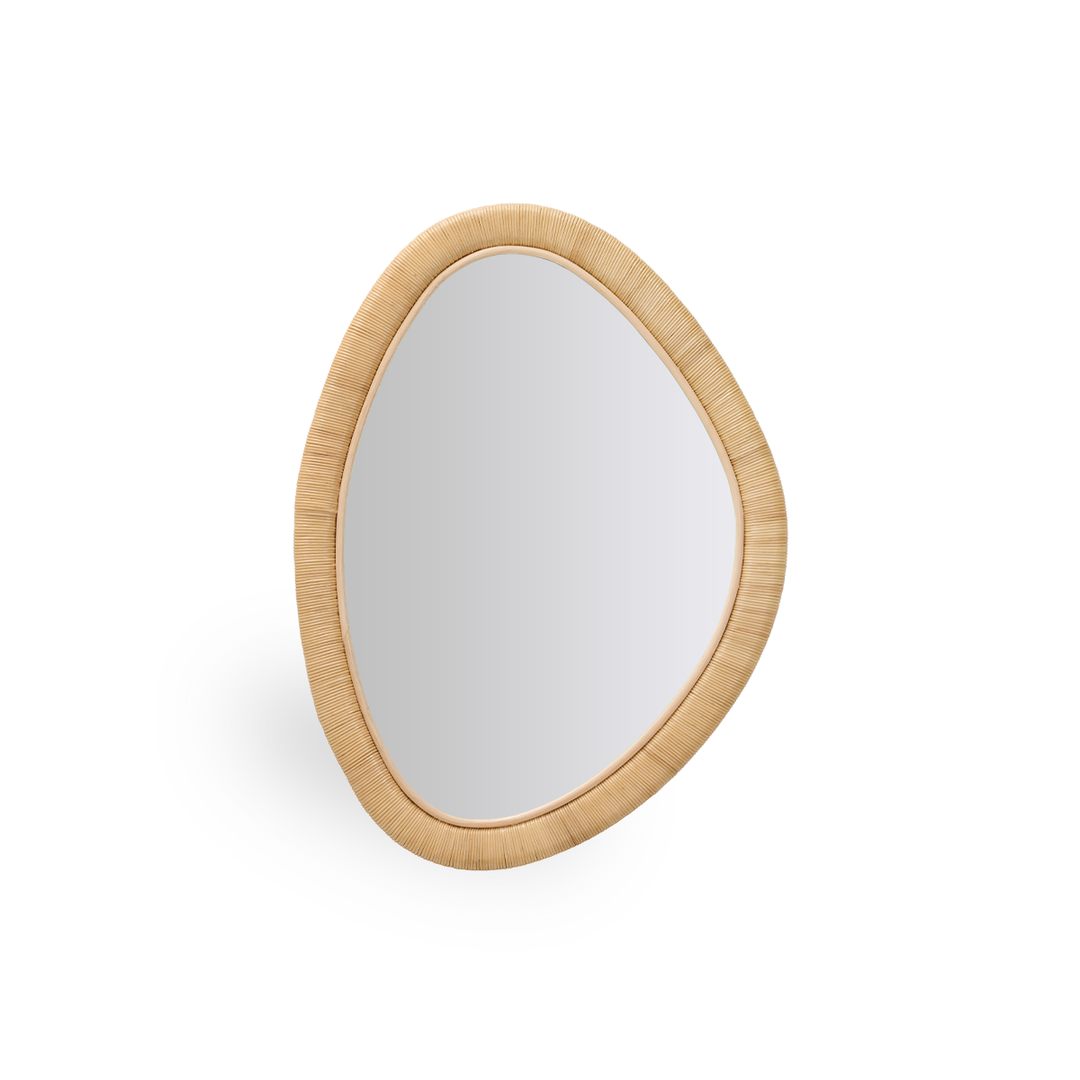 Malou ist ein Spiegel mit organischer Form. Der geflochtene Rahmen des Spiegels ist handgefertigt aus hochwertigem indonesischem Rattan. Seine weichen Formen verleihen dem Spiegel einen eleganten und dekorativen Ausdruck.